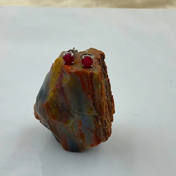 Vtg.Silver 4 Prong Set With Posts InThe Center Of These Beautiful Ruby Earrings - Picture 2 of 6